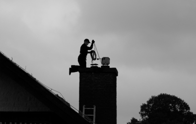 Schornsteinfeger bei der Arbeit