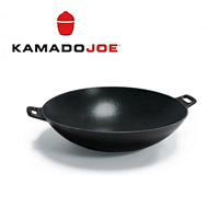 In einem Wok aus Gusseisen lassen sich Pilze auf dem Grill hervorragend anbraten