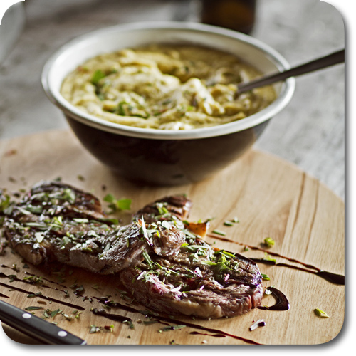 Ambientebild von Rösle Grillgeschirr mit Schüssel, Besteck und Brett