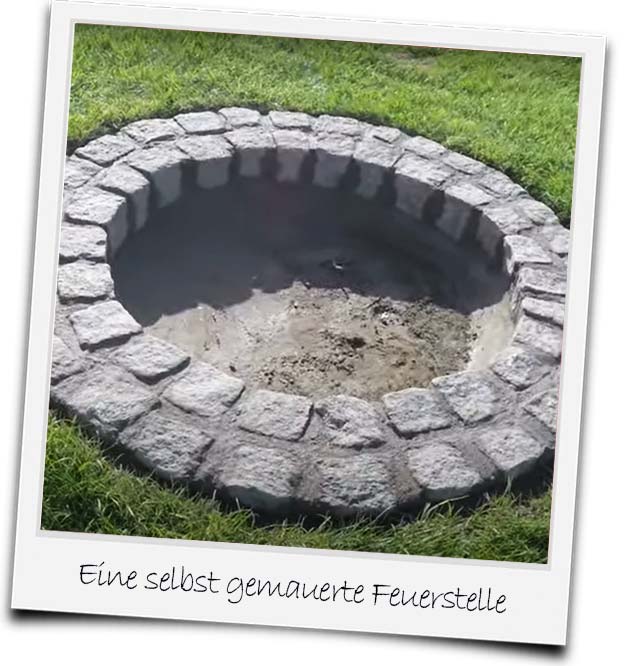 Bild einer gemauerten Feuerstelle im Garten