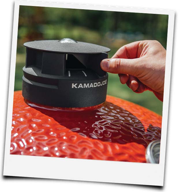 Bild wie oberer Regler am keramikgrill zur Temperaturregulierunggeschlossen wird