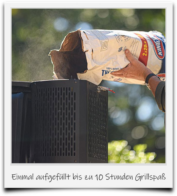 Ein großer Holzkohlebehälter lässt den digitalen grill bis zu 10 Stunden ohne nachfüllen automatisch grillen