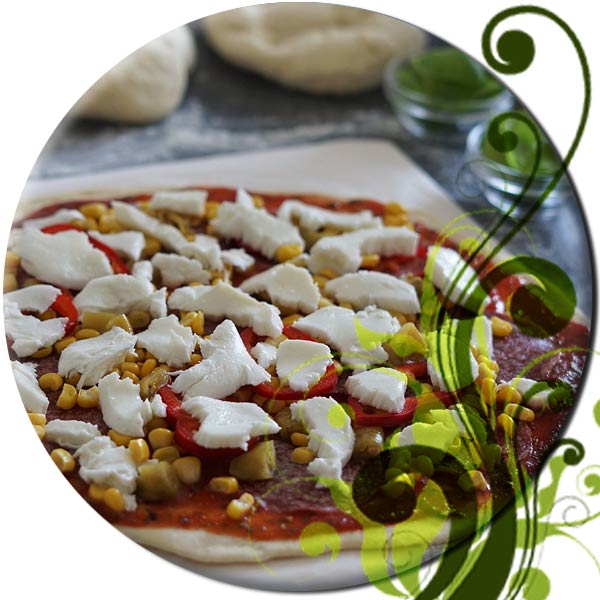 Grillpizzateig kann mit beliebigen Zutaten belegt werden