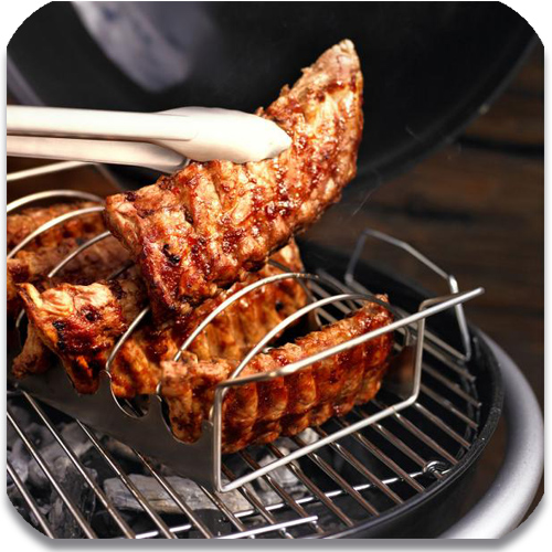 Mit einem Rippchenhalter spart man Platz auf dem Grillrost