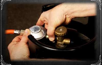 Titelbild zum Beittrag "Gasflasche an den grill anschließen"