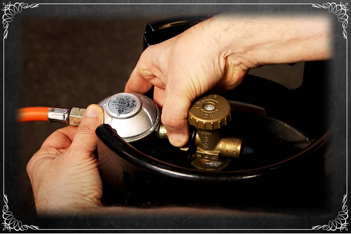 Titelbild zum Beittrag "Gasflasche an den grill anschließen"