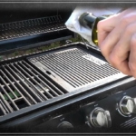 Titelbild Beitrag zum Thema Gasgrill einbrennen