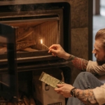 Titelbild zum Blogbeitrag Wie viel Holz im Kaminofen nachlegen