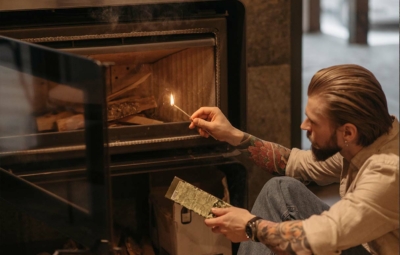 Titelbild zum Blogbeitrag Wie viel Holz im Kaminofen nachlegen